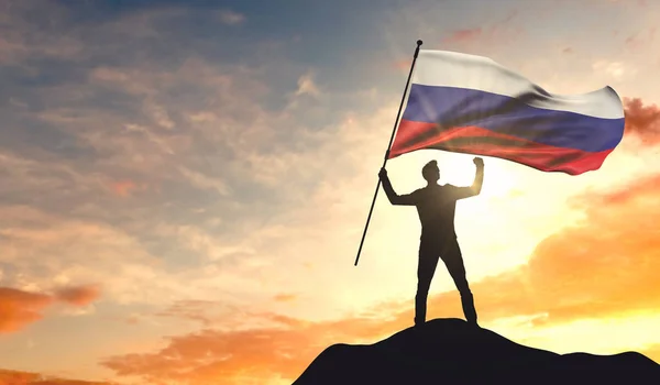 러시아 국기가 정상에서 성공을 축하하는 남자에 의해 흔들리고 — 스톡 사진