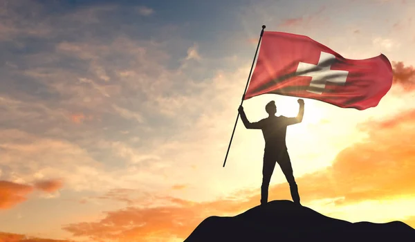 Ελβετία σημαία που χαιρετά από έναν άντρα που γιορτάζει την επιτυχία στο — Φωτογραφία Αρχείου