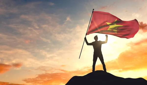 Bandera de Vietnam ondeada por un hombre que celebra el éxito en la cima — Foto de Stock