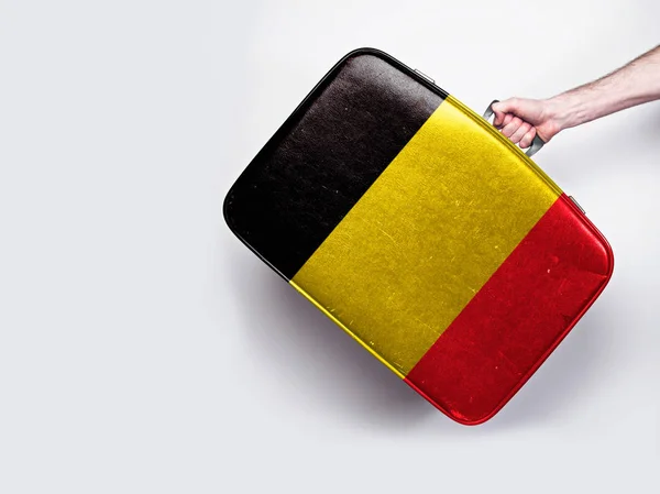 比利时国旗在老式皮革手提箱. — 图库照片