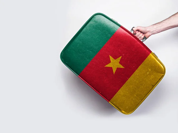 Bandiera camerunense su una valigia vintage in pelle . — Foto Stock