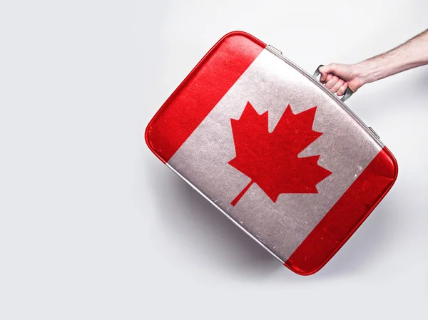 加拿大国旗在老式皮革手提箱. — 图库照片