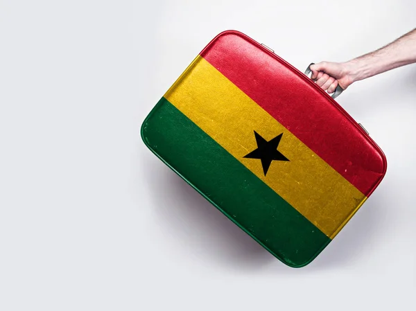 Bandiera Ghana su una valigia in pelle vintage . — Foto Stock