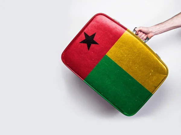 Bandera de Guinea Bissau en una maleta de cuero vintage . — Foto de Stock