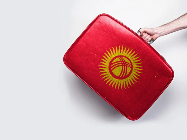 老式皮革手提箱上的吉尔吉斯斯坦国旗. — 图库照片