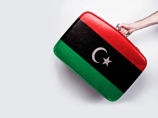 ヴィンテージレザースーツケースにリビアの旗. — ストック写真