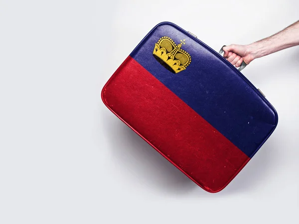 Флаг Лихтенштейна на винтажном кожаном чемодане . — стоковое фото
