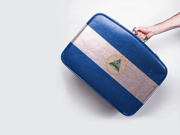 Bandera de Nicaragua en una maleta de cuero vintage . — Foto de Stock