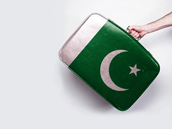 Pákistánská vlajka na starobylném koženém kufříku. — Stock fotografie