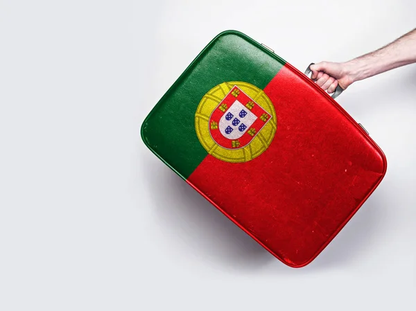 Флаг Португалии на винтажном кожаном чемодане . — стоковое фото