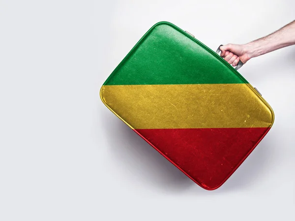 ヴィンテージレザースーツケースにコンゴ共和国の旗. — ストック写真