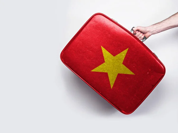 越南在老式皮革手提箱上悬挂国旗. — 图库照片