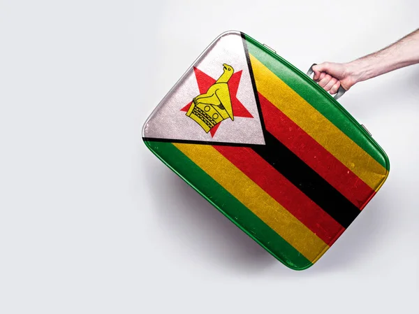 津巴布韦国旗在老式皮革手提箱. — 图库照片