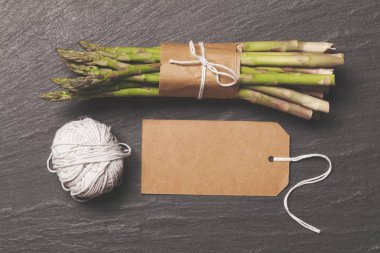 Taze Kuşkonmazın bir demet bir rustik arduvaz arka plan zekâ bağlı