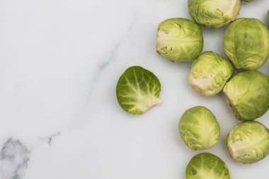 Mermer arka planda taze ham Brussel lahanası