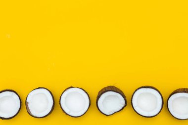 Sarı bir arka planda tropikal yaz Hindistan cevizi.