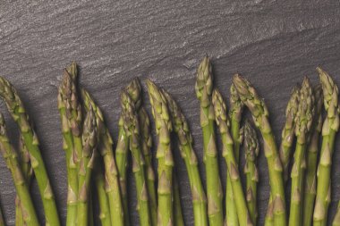 Rustik arduvaz arka planda taze kuşkonmazı