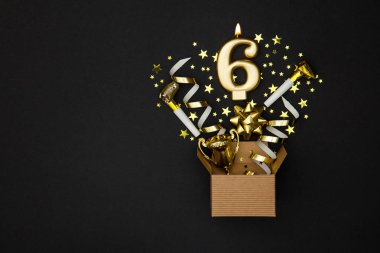 Sayı 6 altın kutlama mum ve hediye kutusu arka plan