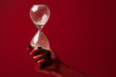 Cadılar Bayramı zamanı. Şeytan el kum saati Zamanlayıcı tutarak