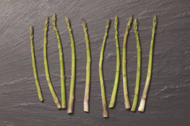 Rustik arduvaz arka planda taze apaparagus