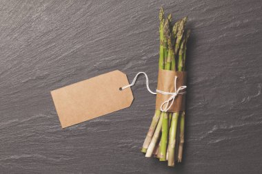 Taze Kuşkonmazın bir demet bir rustik arduvaz arka plan zekâ bağlı