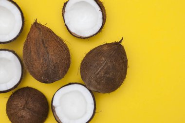 Tropikal yaz Hindistan cevizi arka plan. yarım ve bütün hindistancevizi