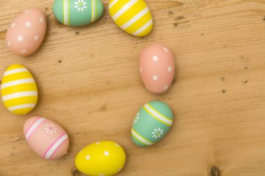 Ahşap arka planda boyanmış Paskalya yumurtaları
