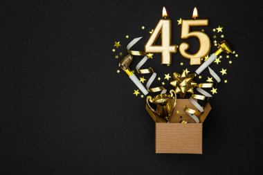 Sayı 45 altın kutlama mum ve hediye kutusu arka plan