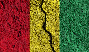 Orta üzerinden çatlak ile Gine bayrağı. Ülke bölünmüş conce