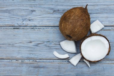 Rustik ahşap arka planda Hindistan cevizi.