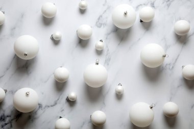 Noel kompozisyon. bir hissed beyaz şenlikli top süslemeleri