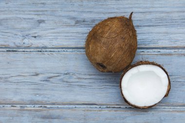 Rustik ahşap arka planda Hindistan cevizi.