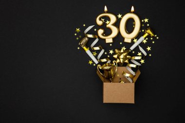Sayı 30 altın kutlama mum ve hediye kutusu arka plan