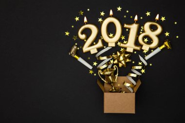 Yeni yıl 2018 kutlama mum ve hediye kutusu arka plan
