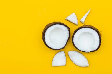 Sarı bir arka planda tropikal yaz Hindistan cevizi.