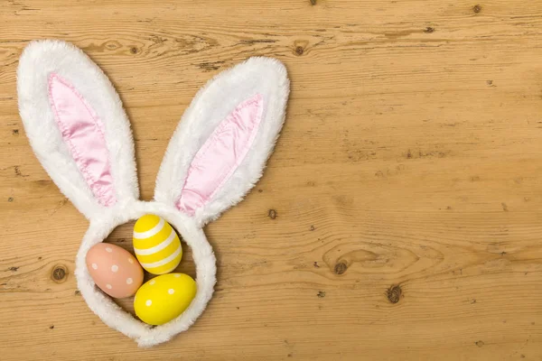 复活节假期背景与兔子耳朵和复活节彩蛋 — 图库照片