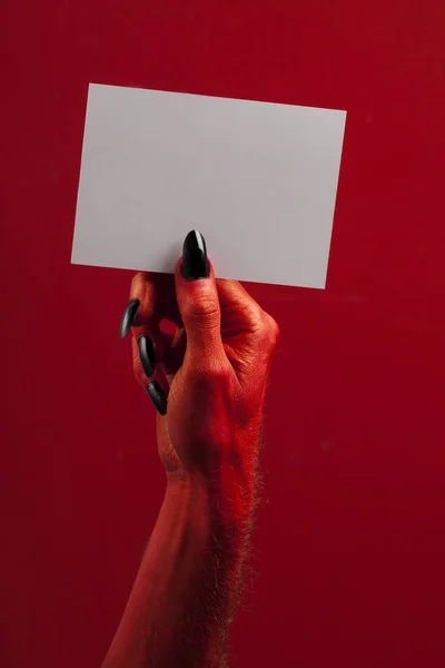 Red espeluznante diablo mano agujero de papel en blanco. Fiesta de Halloween backgr —  Fotos de Stock