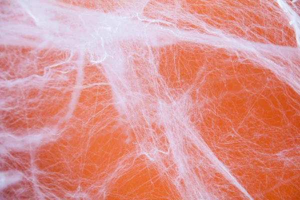 Halloween assustador teia de aranhas teia de aranha com um fundo laranja — Fotografia de Stock