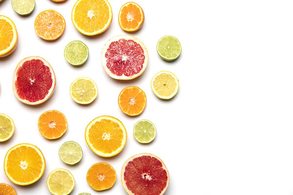 Цитрусовый фон. ломтики грейпфрута, апельсина, лимона и
