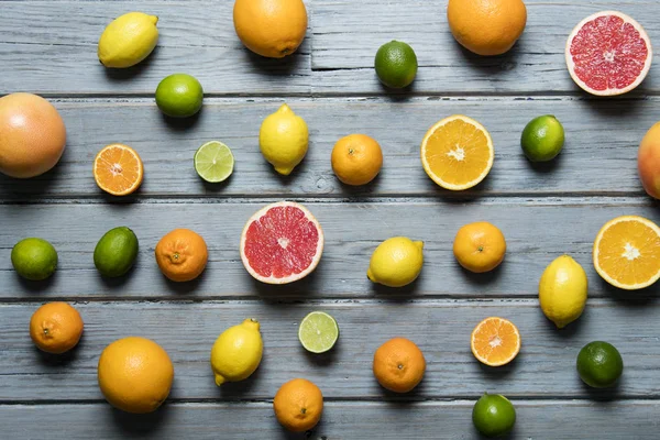 Rustik ahşap narenciye fuits, greyfurt, limon, kireç, turuncu — Stok fotoğraf