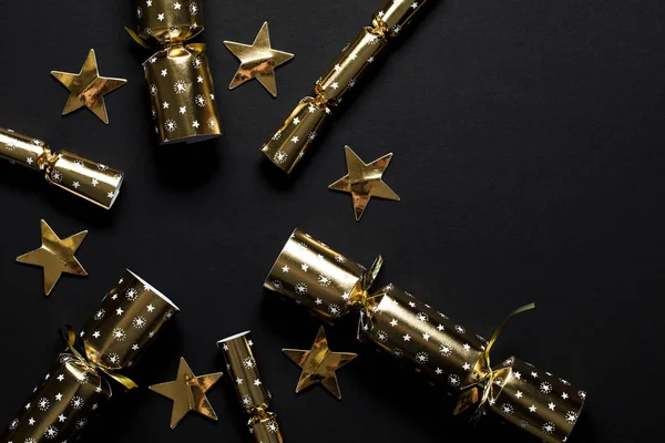 Gouden feestelijke kerst crackers op een donkere achtergrond — Stockfoto