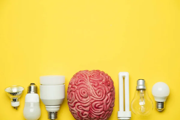 Gute Idee. Gehirn mit Glühbirne. Inspiration, Innovation, Lösung — Stockfoto
