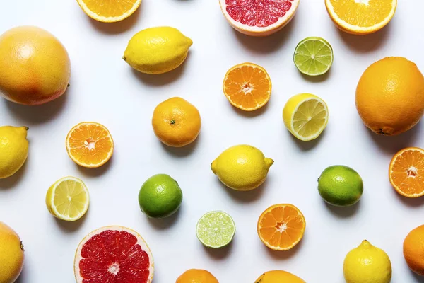 Narenciye fuits, greyfurt, limon, kireç, turuncu arka plan — Stok fotoğraf