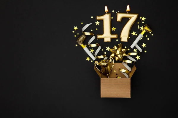 Anzahl 17 Gold Feier Kerze und Geschenkbox Hintergrund — Stockfoto