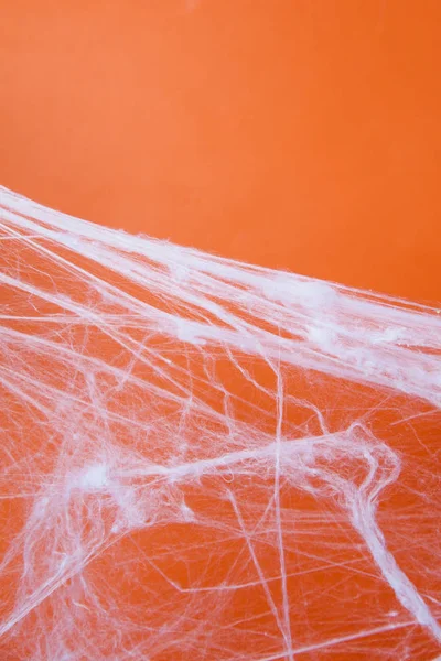 オレンジ色の背景を持つハロウィーン不気味なクモの巣 — ストック写真