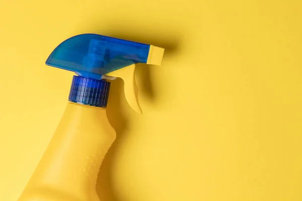 Schoonmaak spray fles producten op een heldere gele achtergrond — Stockfoto