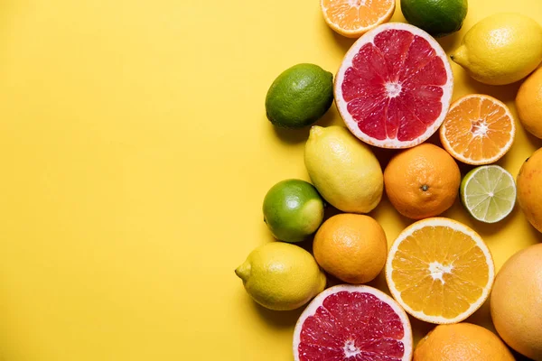 Sarı bir arka plan müziği narenciye fuits, greyfurt, limon, kireç, turuncu — Stok fotoğraf