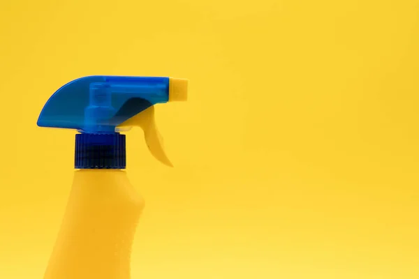 Parlak sarı arka planda sprey şişesi ürünlerini Temizleme — Stok fotoğraf