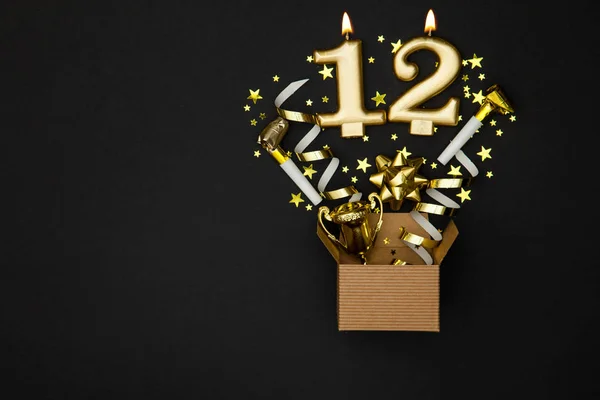 Nummer 12 gouden viering kaars en Gift Box achtergrond — Stockfoto