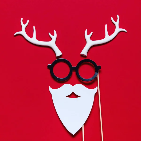 흰색 뿔 안경과 수염으로 만든 크리스마스 얼굴 — 스톡 사진